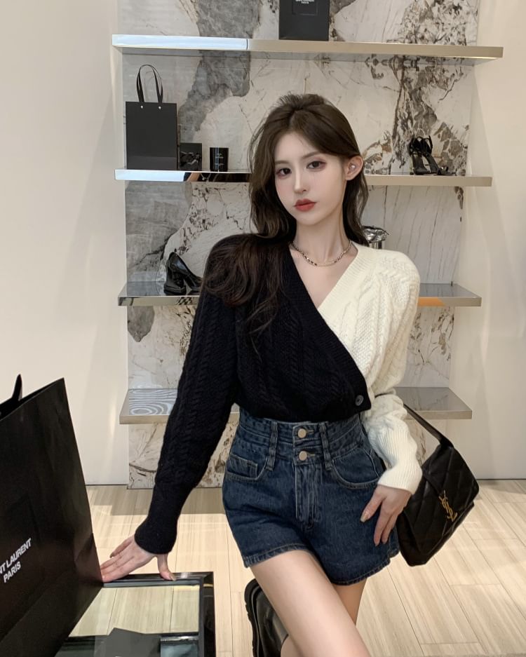 Sweater Two-Tone V-Neck
