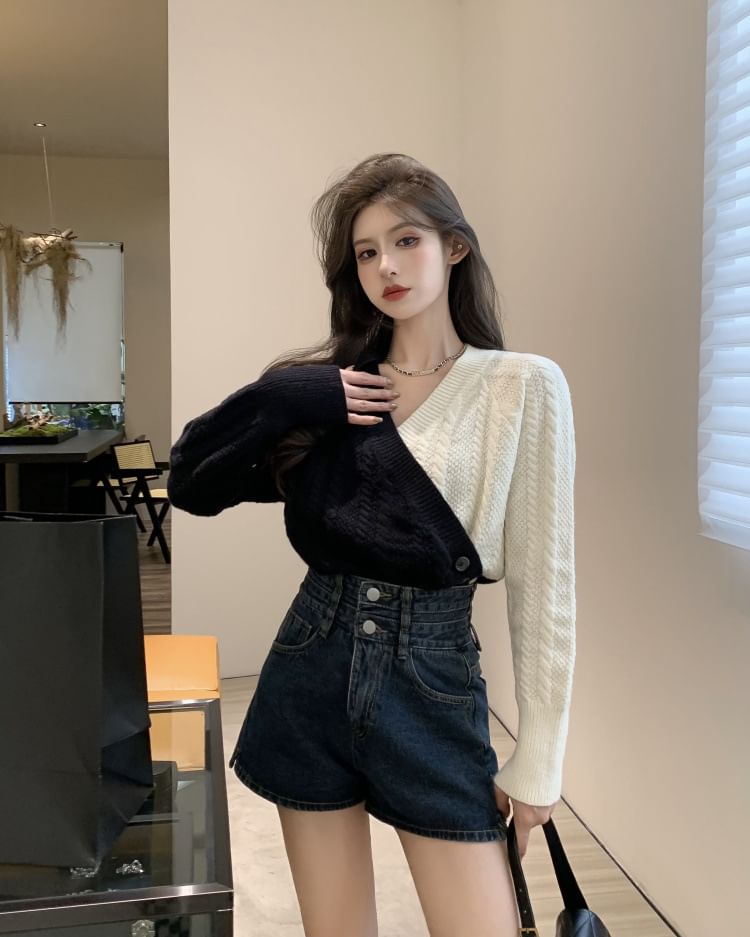 Sweater Two-Tone V-Neck