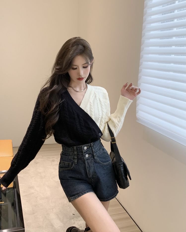 Sweater Two-Tone V-Neck