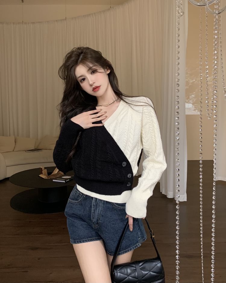 Sweater Two-Tone V-Neck