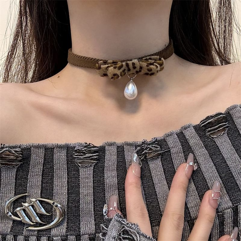 Droplet Bow Pendant Faux Print Choker Leopard Pearl