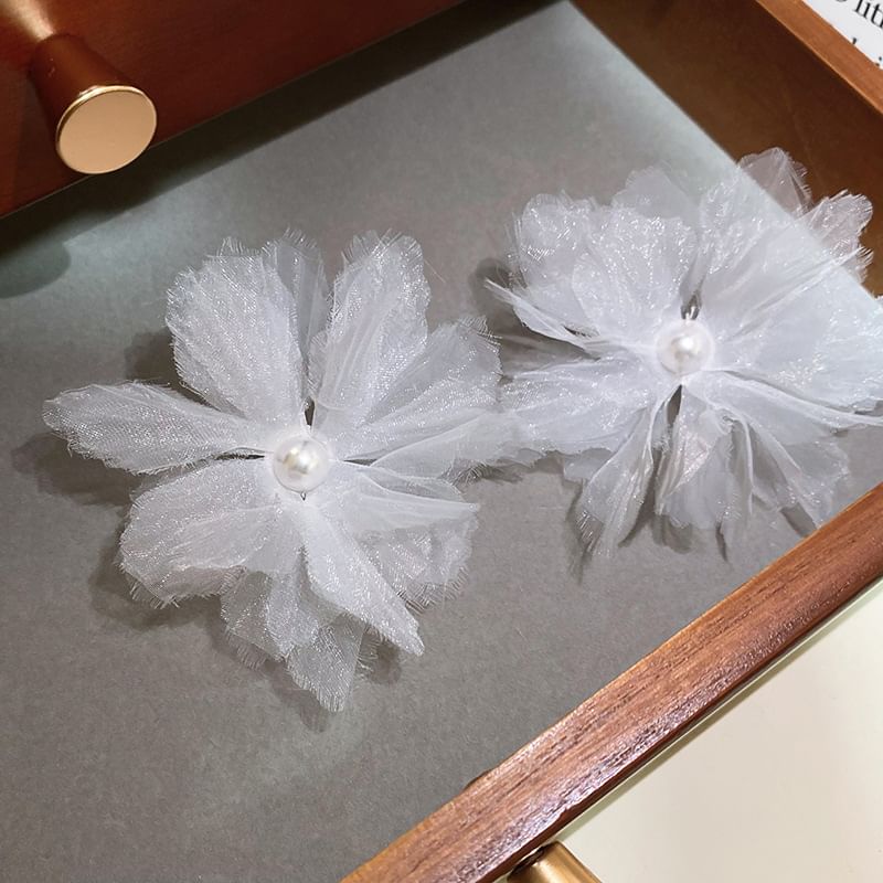 Faux Pearl Floral Mesh Ear Stud