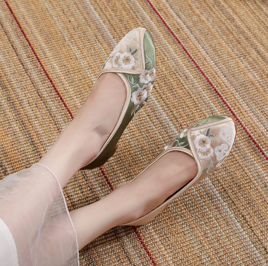 Flower Pumps Embroidered Low Heel