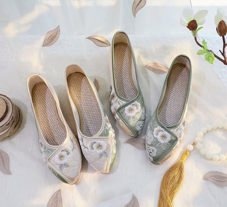 Flower Pumps Embroidered Low Heel