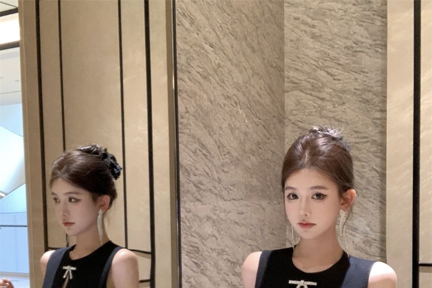 Wholesale SampleSleeveless Round Neck Plain Rhinestone Bow Cutout Mini A-Line Dress