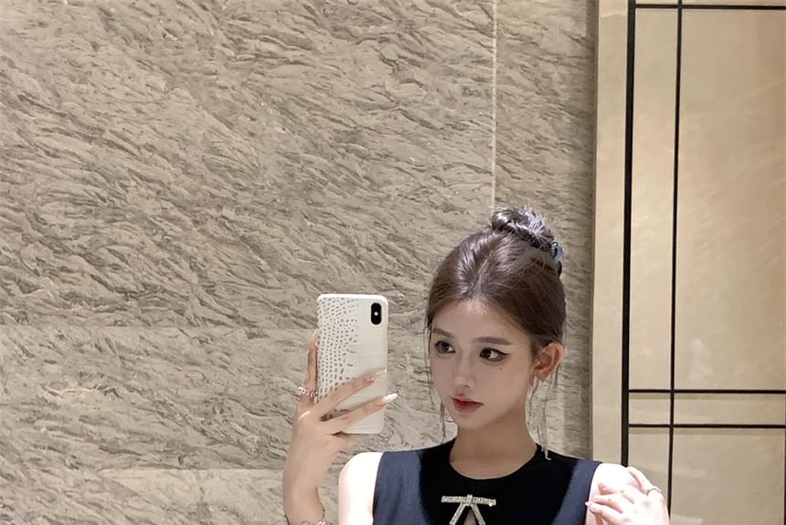 Wholesale SampleSleeveless Round Neck Plain Rhinestone Bow Cutout Mini A-Line Dress