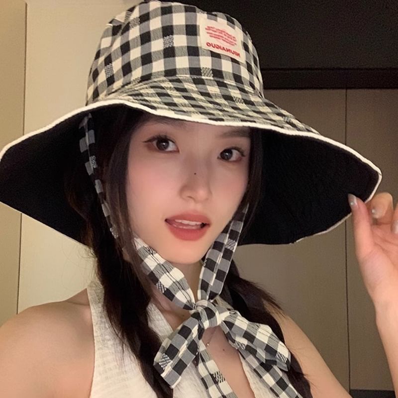 Bucket With Checkered Pattern Strap Chin Hat