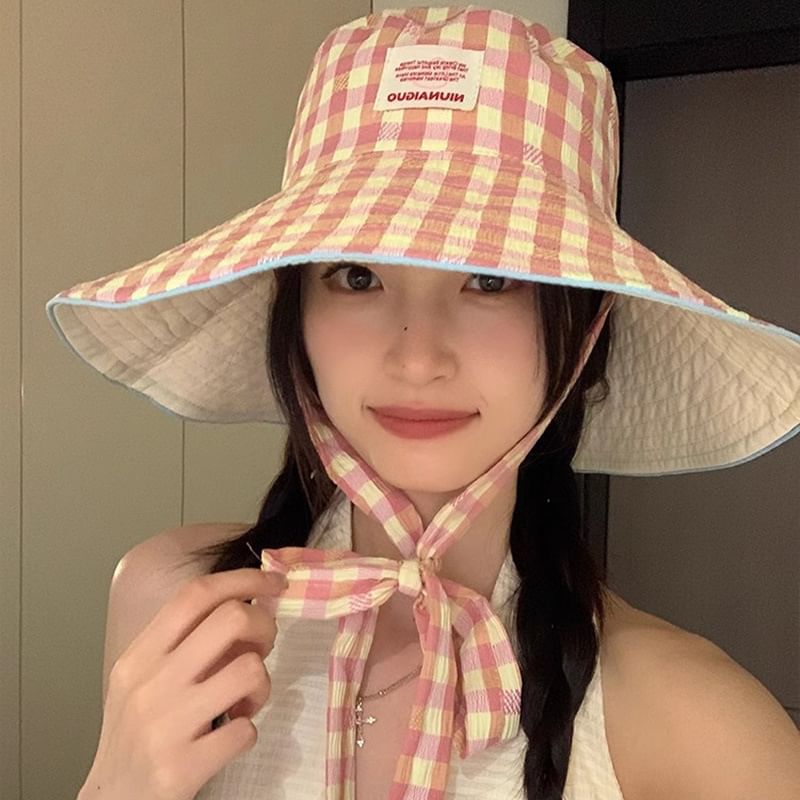 Bucket With Checkered Pattern Strap Chin Hat