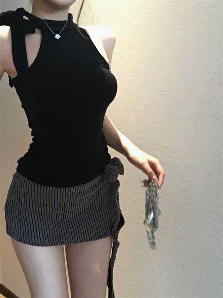 Sample Mock Neck Plain Halter Top / Low Waist Flower Detail Mini Pencil Skirt