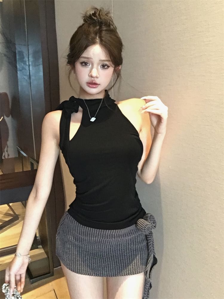 Sample Mock Neck Plain Halter Top / Low Waist Flower Detail Mini Pencil Skirt
