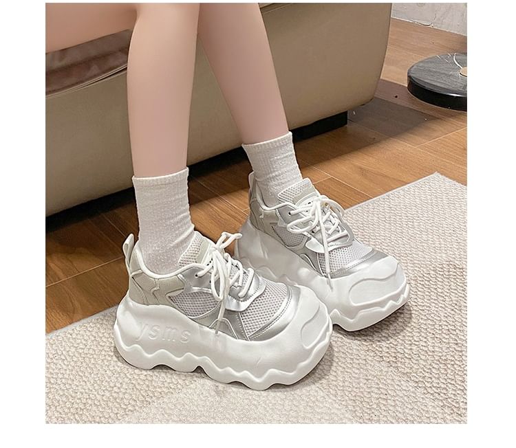 Großhandelsbeispiel Schnür-Plateau-Panel-Sneakers aus Lederimitat
