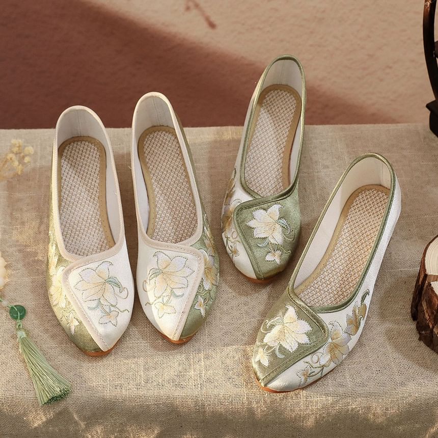 Pumps Floral Embroidered Panel
