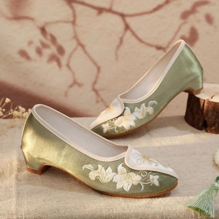 Pumps Floral Embroidered Panel