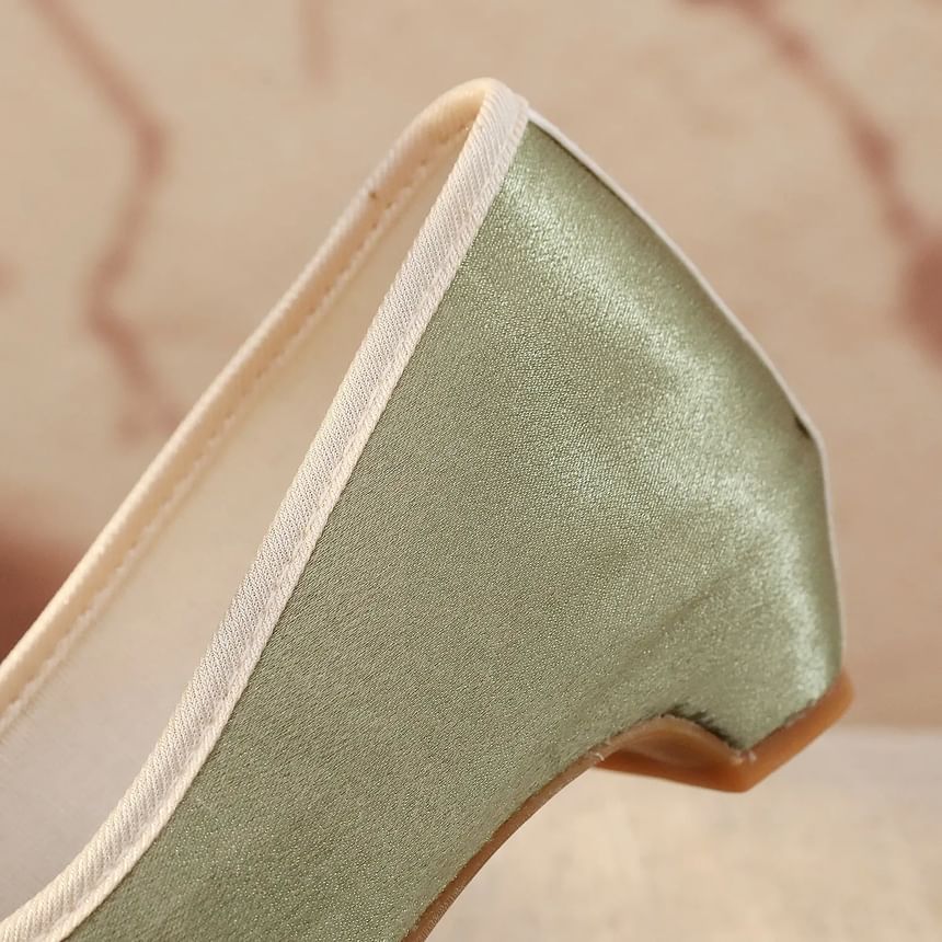 Pumps Floral Embroidered Panel