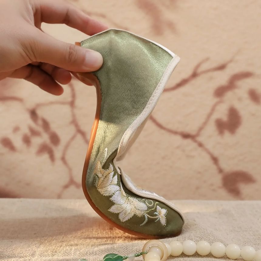 Pumps Floral Embroidered Panel