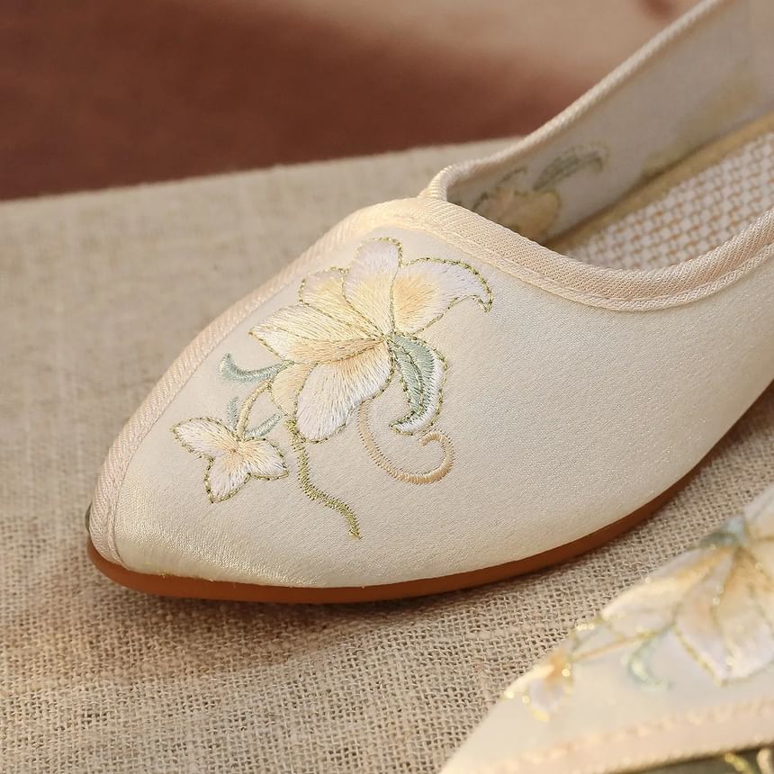 Pumps Floral Embroidered Panel
