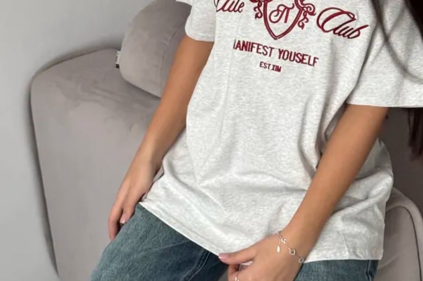 Neck Elbow-Sleeve Lettering Crew Embroidered Tee