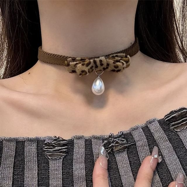 Droplet Bow Pendant Faux Print Choker Leopard Pearl