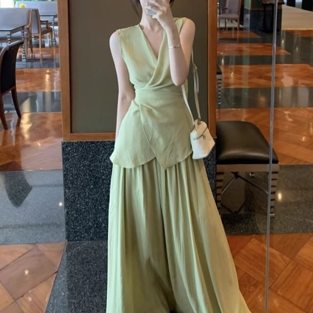 Asymmetrical Elastic Top + Plain Waist V-Neck Set: Maxi Tank