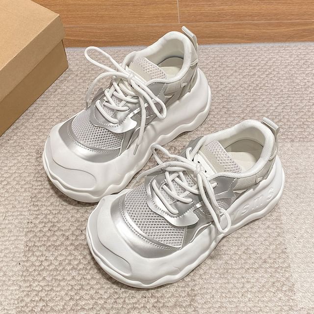Großhandelsbeispiel Schnür-Plateau-Panel-Sneakers aus Lederimitat