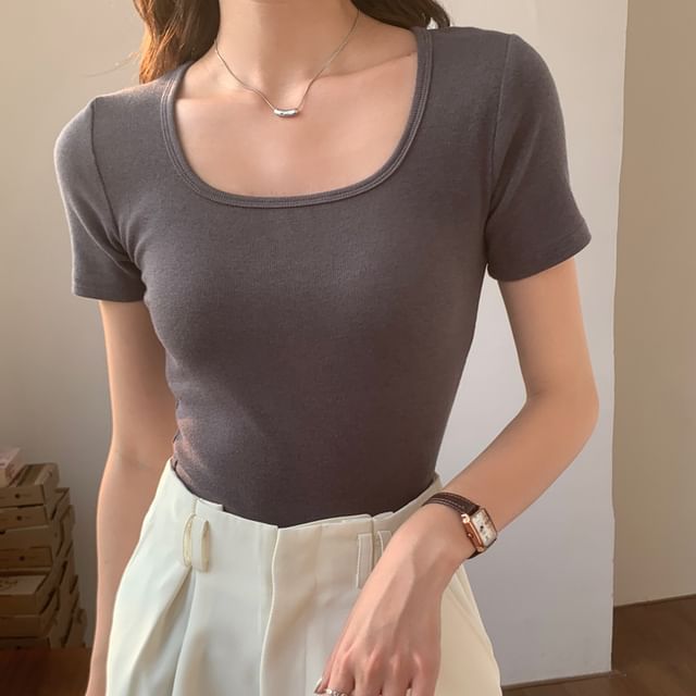 Short Scoop Plain Tee Neck Sleeve