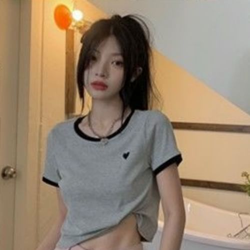 Short-Sleeve Contrast Embroidered Tee Trim Cropped Heart