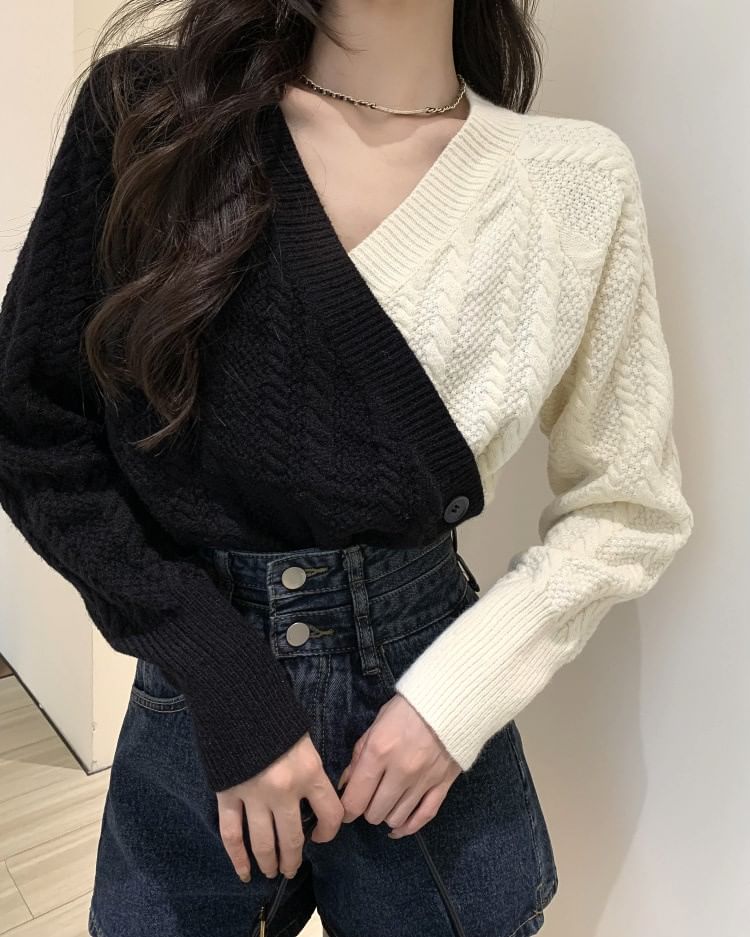 Sweater Two-Tone V-Neck