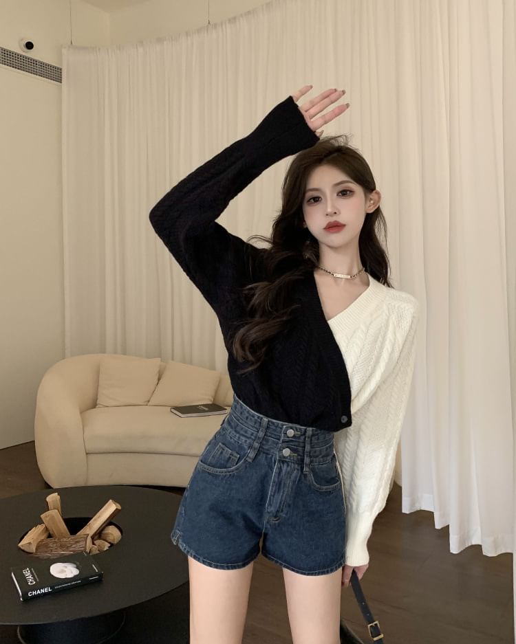 Sweater Two-Tone V-Neck