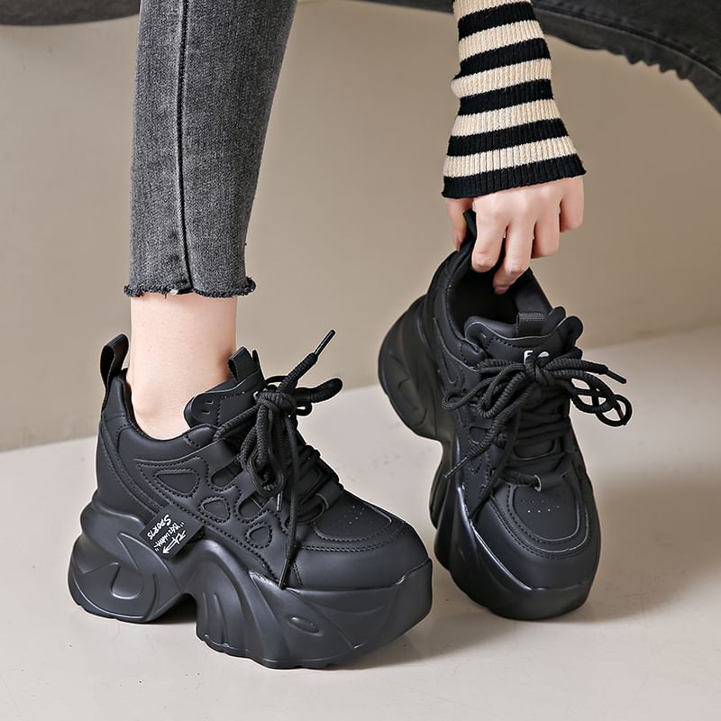 Großhandelsbeispiel für Plateau-Sneaker mit Schnürung und Applikation