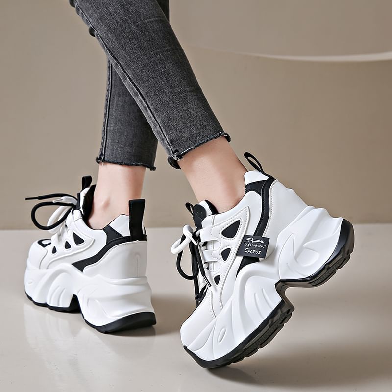 Großhandelsbeispiel für Plateau-Sneaker mit Schnürung und Applikation