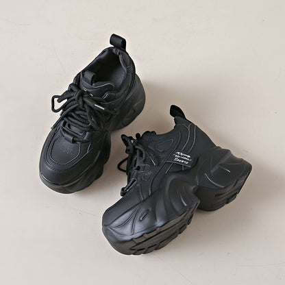 Großhandelsbeispiel für Plateau-Sneaker mit Schnürung und Applikation
