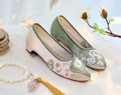 Flower Pumps Embroidered Low Heel