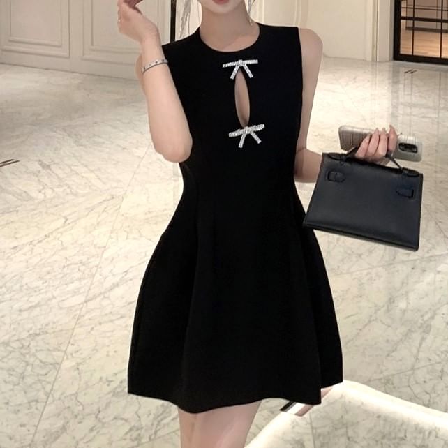 Wholesale SampleSleeveless Round Neck Plain Rhinestone Bow Cutout Mini A-Line Dress