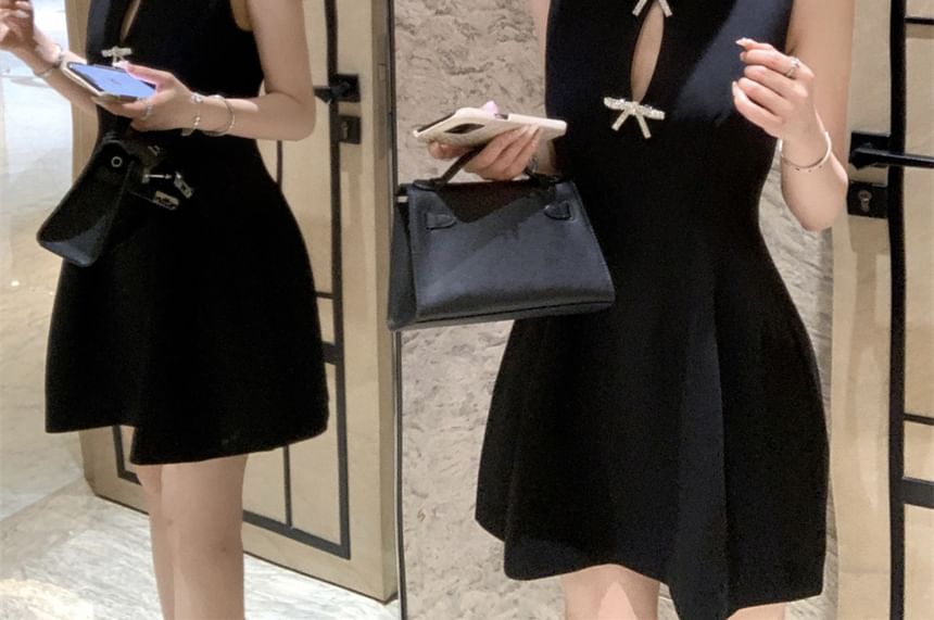 Wholesale SampleSleeveless Round Neck Plain Rhinestone Bow Cutout Mini A-Line Dress