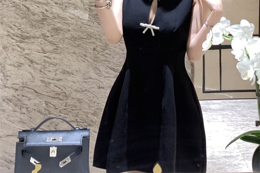 Wholesale SampleSleeveless Round Neck Plain Rhinestone Bow Cutout Mini A-Line Dress