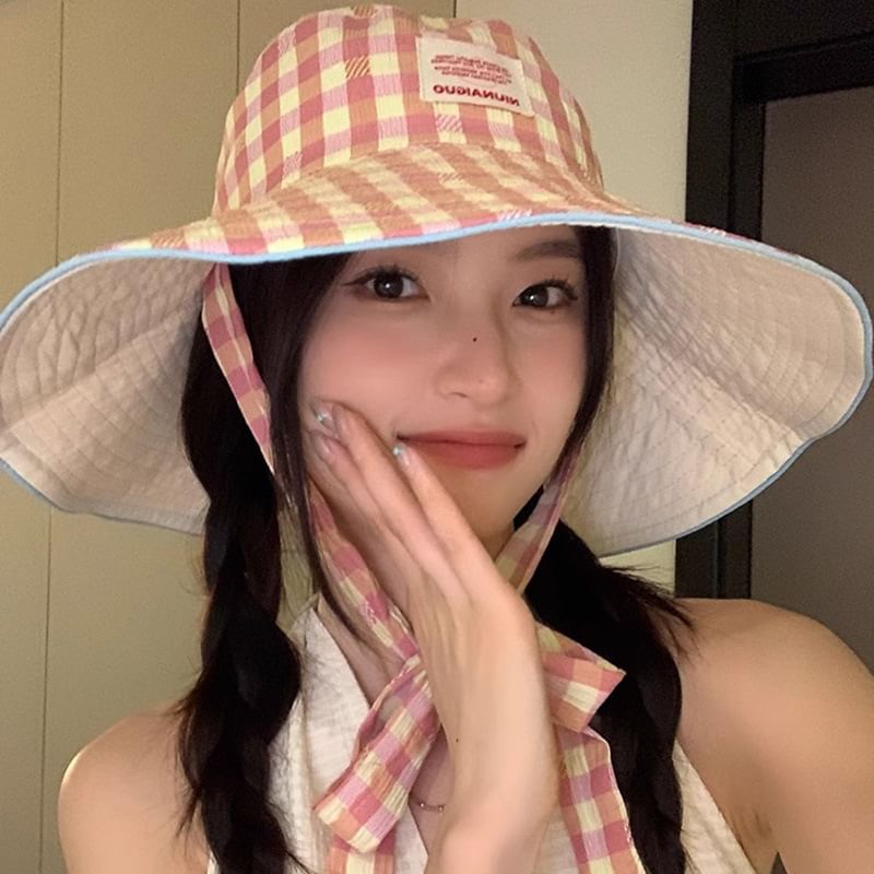 Bucket With Checkered Pattern Strap Chin Hat