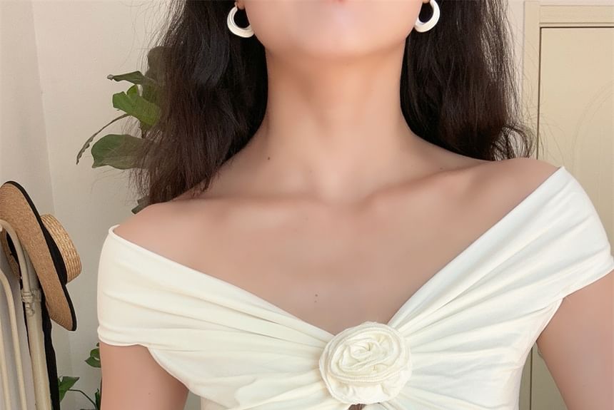 Short-Sleeve Off-Shoulder Plain Floral Accent Ruched Slim Fit Crop Top