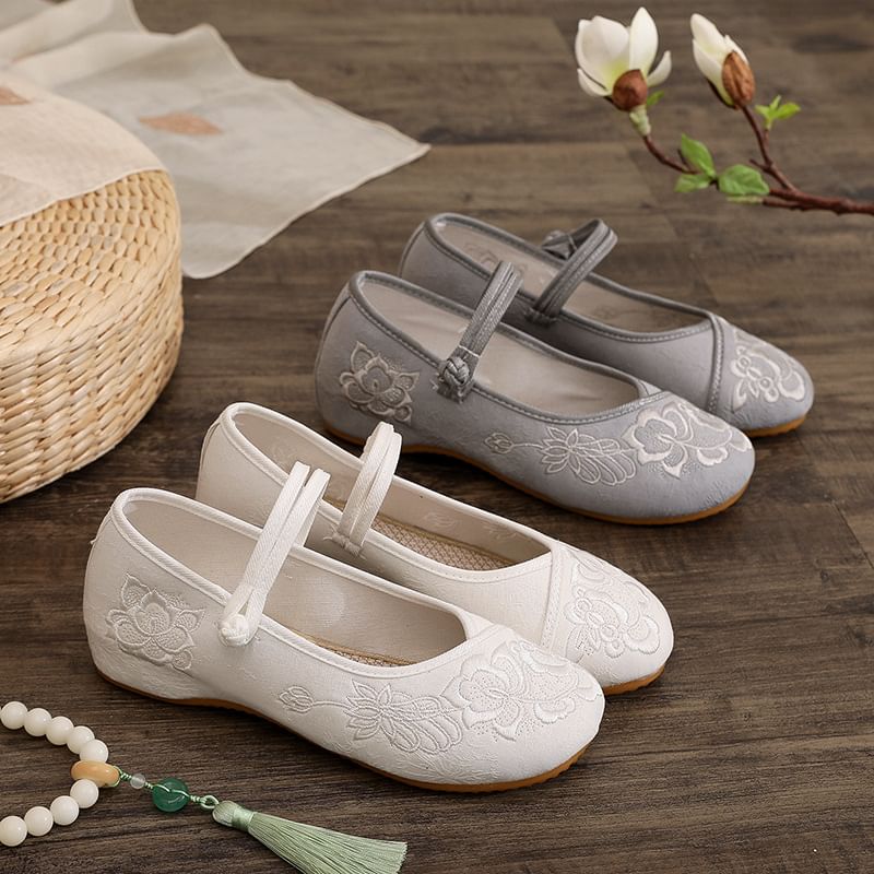 Flats Buttoned Frog Plain