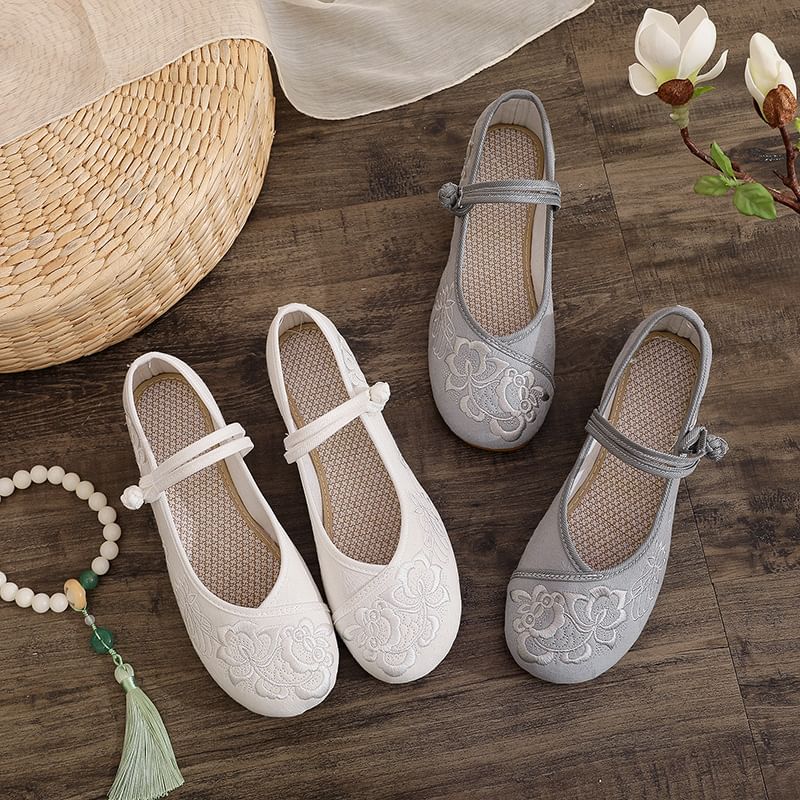 Flats Buttoned Frog Plain