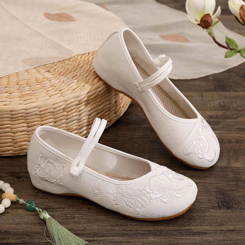 Flats Buttoned Frog Plain