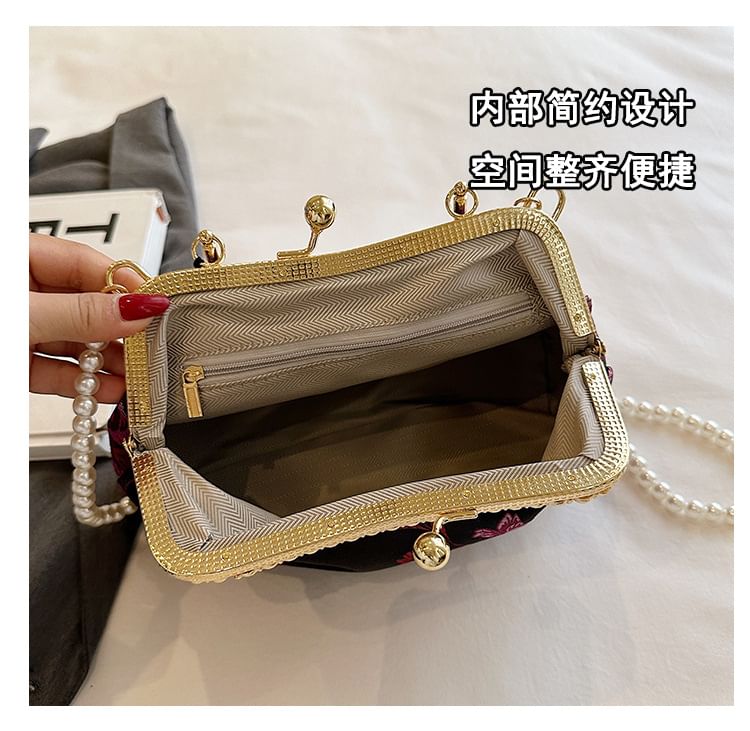 Wholesale SampleFaux Pearl Strap Kiss Lock Floral Embroidered Tassel Crossbody Bag
