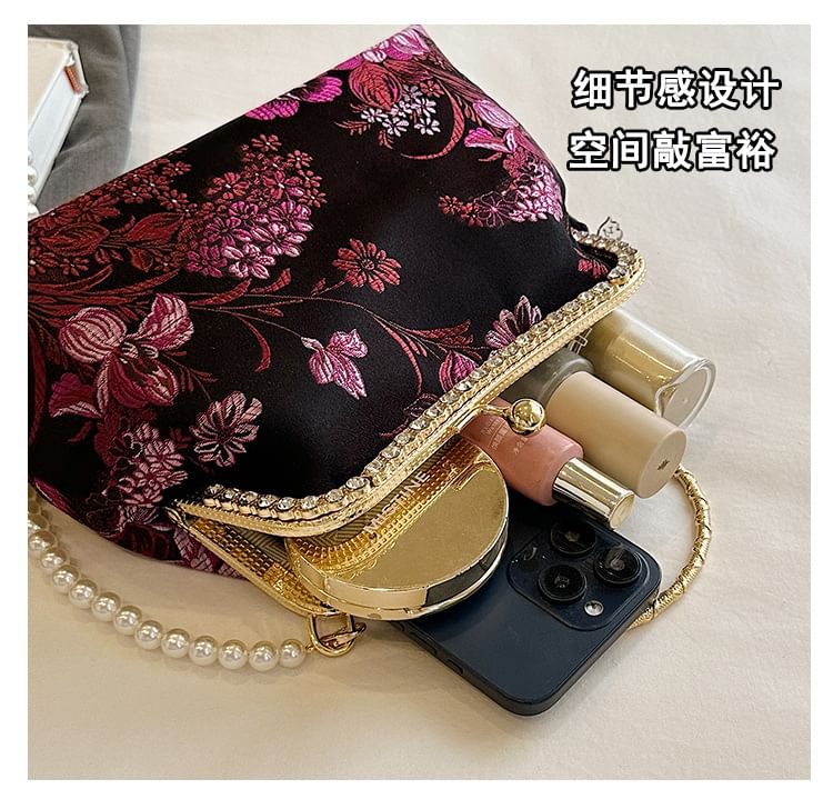 Wholesale SampleFaux Pearl Strap Kiss Lock Floral Embroidered Tassel Crossbody Bag