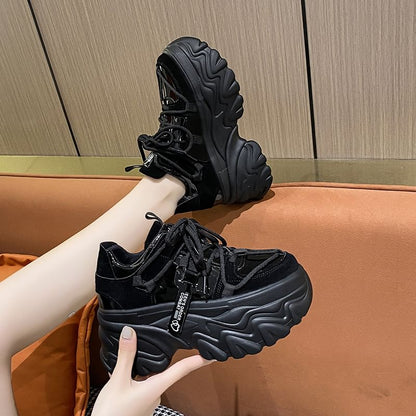 Großhandelsbeispiel für Plateau-Sneaker mit Schnürung und Schriftzug