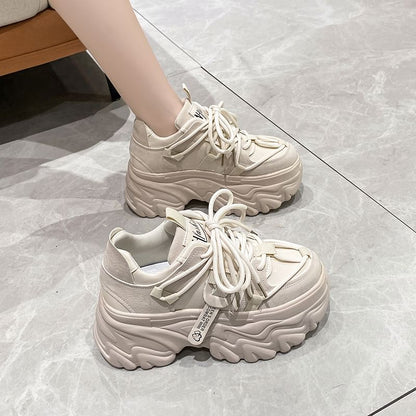 Großhandelsbeispiel für Plateau-Sneaker mit Schnürung und Schriftzug