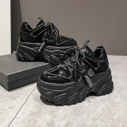 Großhandelsbeispiel für Plateau-Sneaker mit Schnürung und Schriftzug