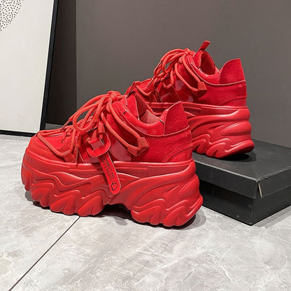Großhandelsbeispiel für Plateau-Sneaker mit Schnürung und Schriftzug