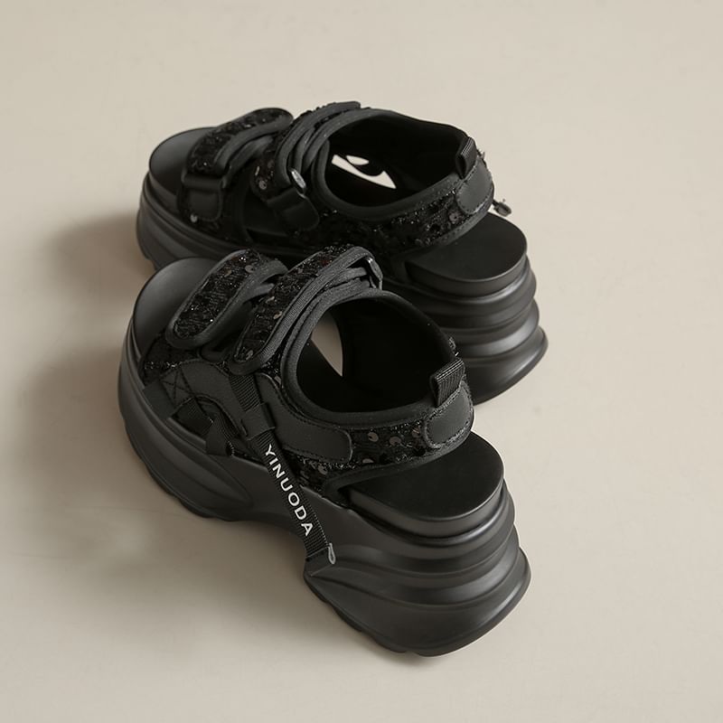 Großhandelsmuster Sandalen mit selbstklebenden Pailletten und Slingback-Riemen