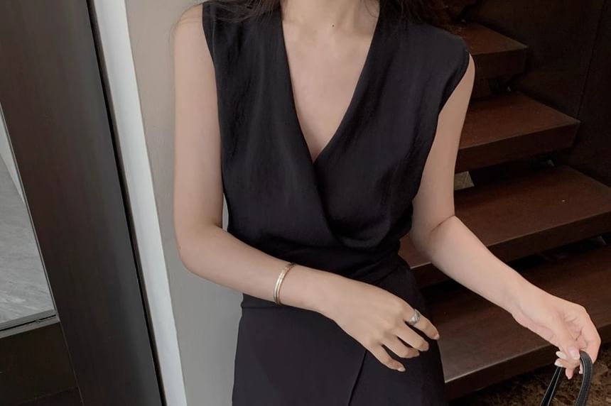 Asymmetrical Elastic Top + Plain Waist V-Neck Set: Maxi Tank