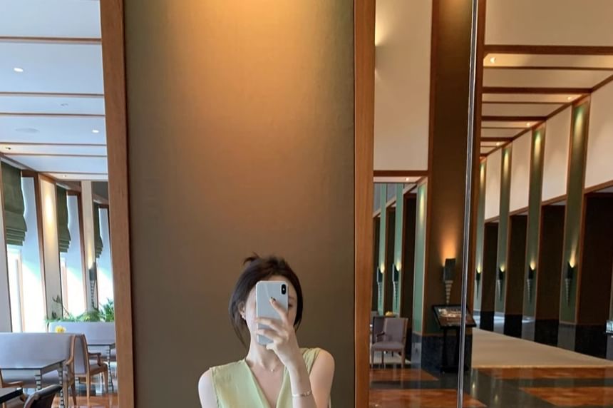 Asymmetrical Elastic Top + Plain Waist V-Neck Set: Maxi Tank