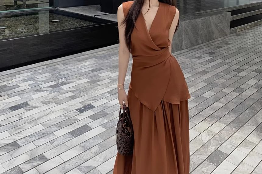 Asymmetrical Elastic Top + Plain Waist V-Neck Set: Maxi Tank